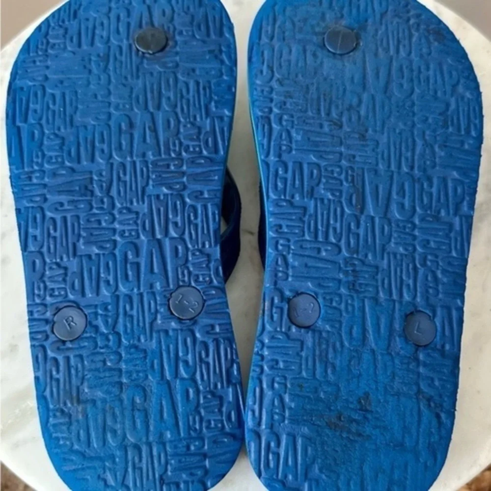 🔴GAP m Boys 3 / 4 Flip Flop Sandals. Navy green blue Striped Sandals size 1-2